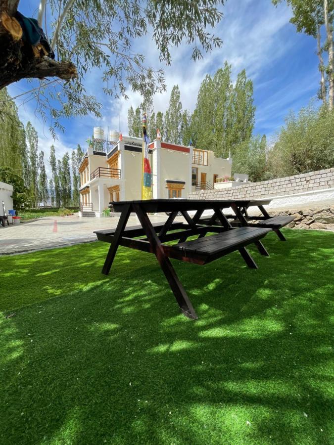 Tongspon Inn Leh Bagian luar foto